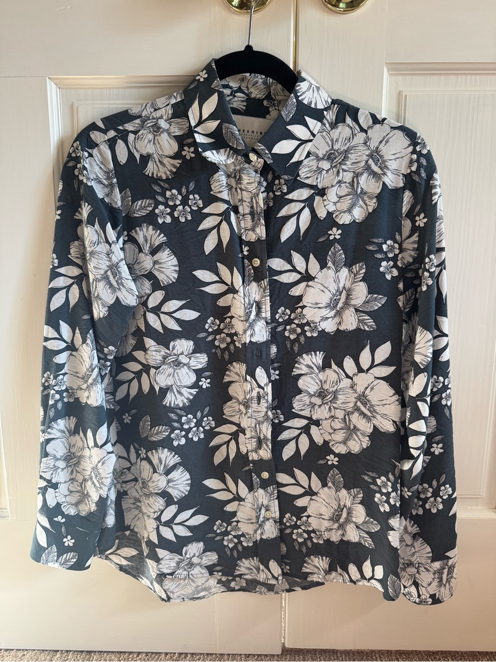 The Shirt by Rochelle Behrens Black & White Floral Button-Up Shirt